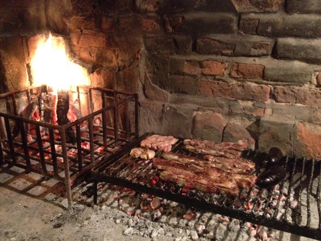 samantachocron's tweet photo. Caprichos de mis viejos cuando me quedo x unos días de hija única! 😜 #asado #mollejas #achuras #TradicionesArgentinas http://t.co/6Kg3IVqZab