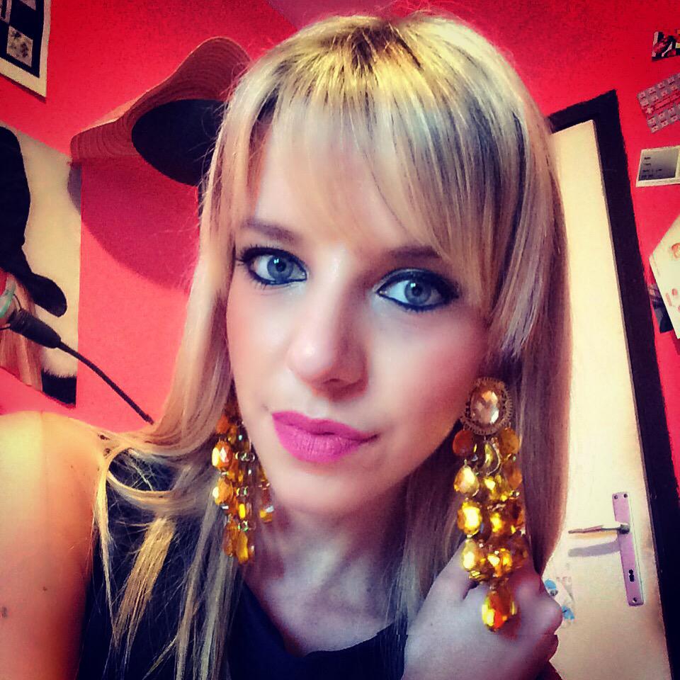 AanchyyCro's tweet photo. #Love #jewellery #golden #earrinngs ❤️ http://t.co/Nl9F7FXwsl