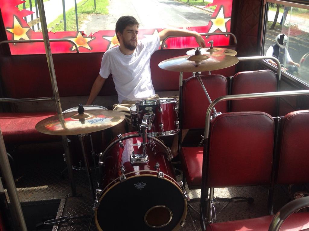 gerardowagnerb's tweet photo. - Sos músico, tenés que ir a tocar
- No tenes auto
- Sos baterista http://t.co/v7gbVcHGRh