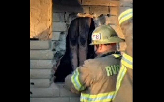 syracusedotcom's tweet photo. California woman tries to break into ex-boyfriend's house, but gets stuck in the chimney naked http://t.co/2J0RtysIQr http://t.co/36SZwmbw9n