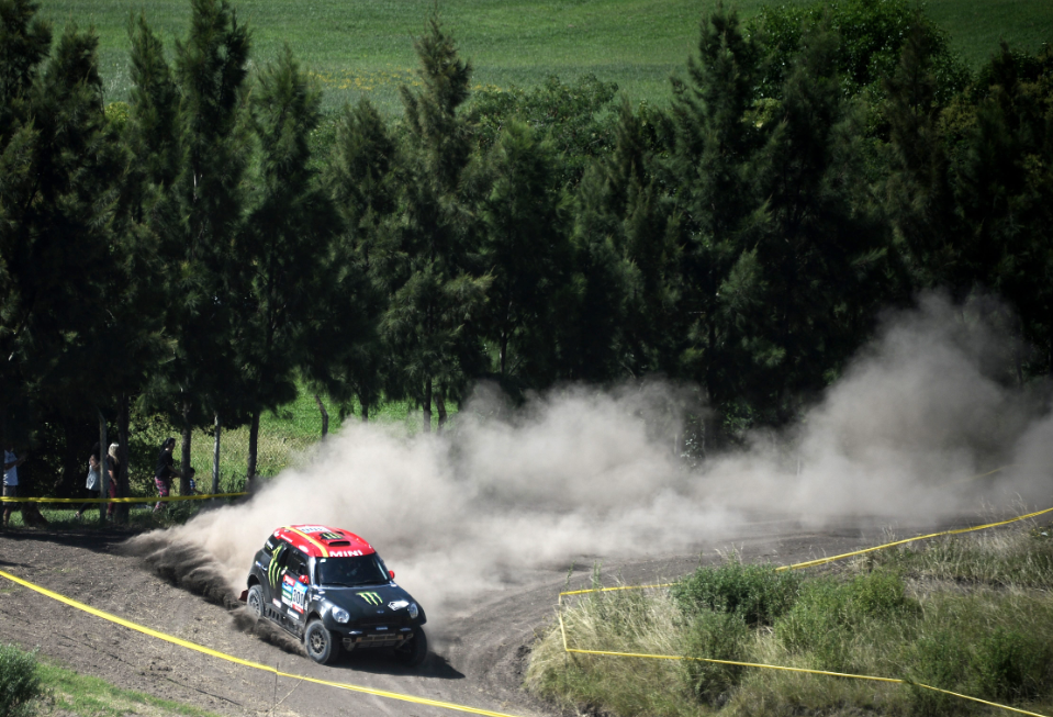 dakar's tweet photo. .@NaniRoma towed to CP2. Still in so far! / remolcado a CP2!. ¡Todavía sigue! #Dakar2015 © AFP http://t.co/UxGTkrVzTr