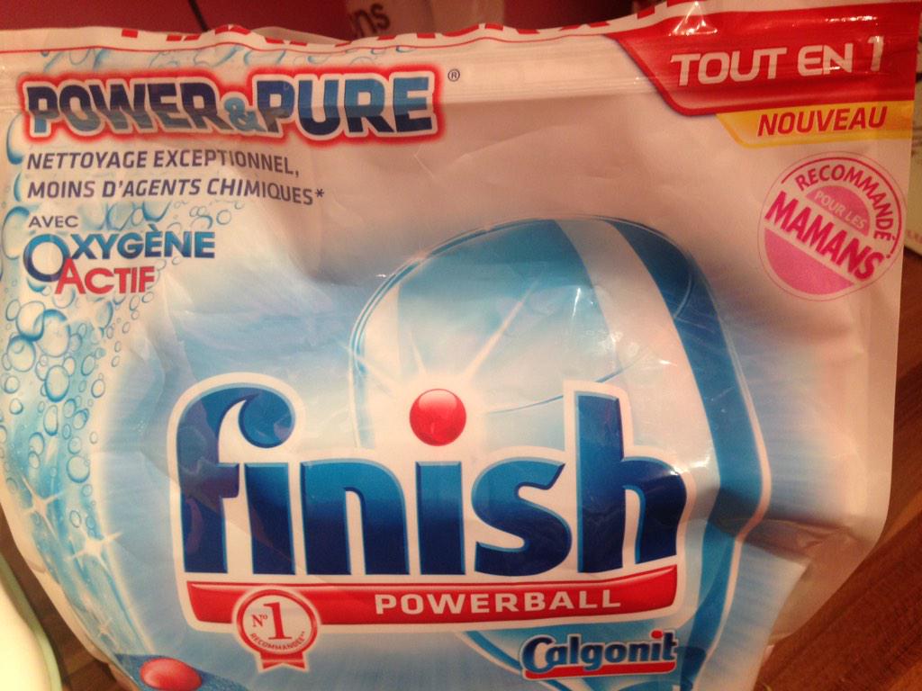 ClaireCORGNOU's tweet photo. Et pourquoi "pour les mamans" je vous prie?! Papa ne doit pas s'occuper pas du lave-vaisselle?! #sexisme #Calgonit http://t.co/md5KSqklDt