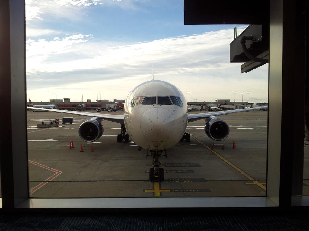16BitAndy's tweet photo. Waiting to fly back home :( http://t.co/sLk9EVuDTH