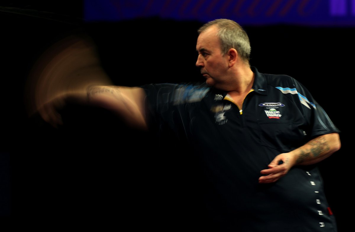 SkySportsDarts's tweet image. That's now six legs in a row for Taylor and he draws the match level at 3-3 #lovethedarts bit.ly/1C3B2V8