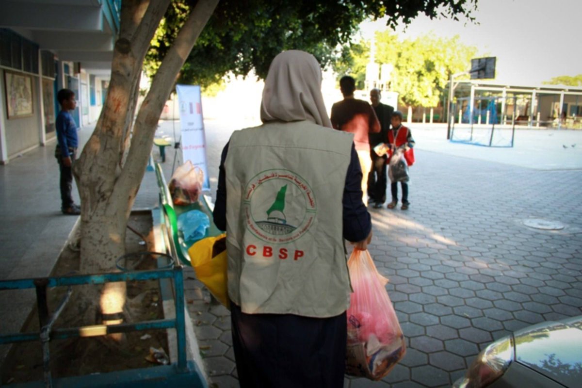 CBSP_FRANCE's tweet photo. C'est l'hiver... Il fait froid... Les enfants de #Gaza reçoivent des vêtements de la part du @CBSP_FRANCE. #Palestine http://t.co/qSMPz1UGDQ