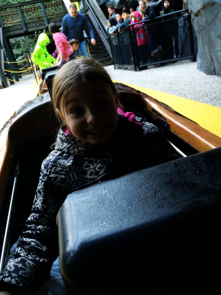 mrsmn99's tweet photo. Bella:mom, u should go in the front so u won't get wet. #MOA #logchute #soaked #hadmefooled http://t.co/clXYk4nU8I