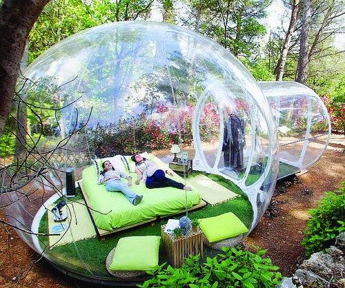 NaturPictures's tweet photo. Un hotel en Francia donde literalmente estas en tu pequeña burbuja. http://t.co/afLgp8LCXa