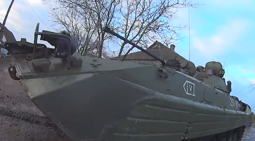 JulianRoepcke's tweet photo. Another video of the same #BMP_2 in action.
https://t.co/iNtKldOWn6
#Russian_Army marking clearly visible.
#Ukraine http://t.co/nplBTTKdsL