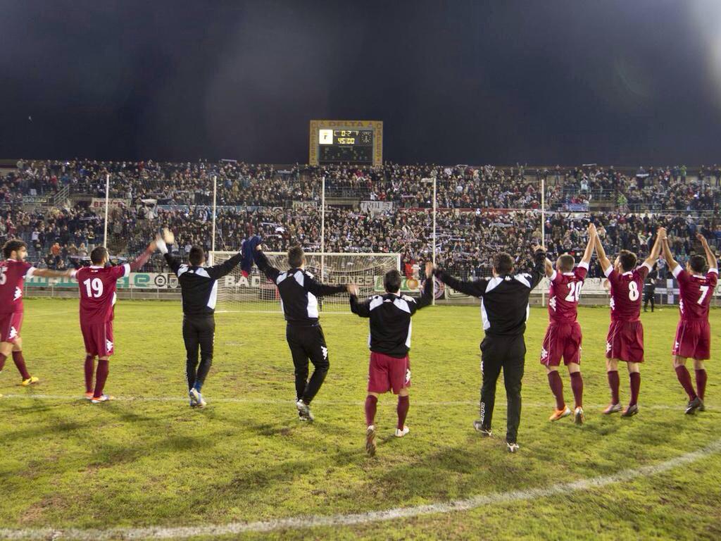 Multi_Aficion's tweet photo. Derbi Extremeño en 3a Div entre Badajoz y Mérida: 8000 personas.

Derbi Madrileño entre Getafe y Rayo: 6000 personas. http://t.co/3gcpiSA3Dm