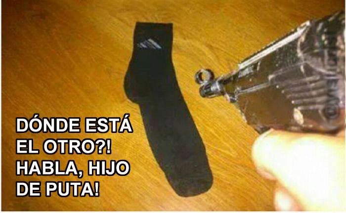 yisucrist's tweet photo. malditos calsetines, algo traman http://t.co/7bIkuv9uW2