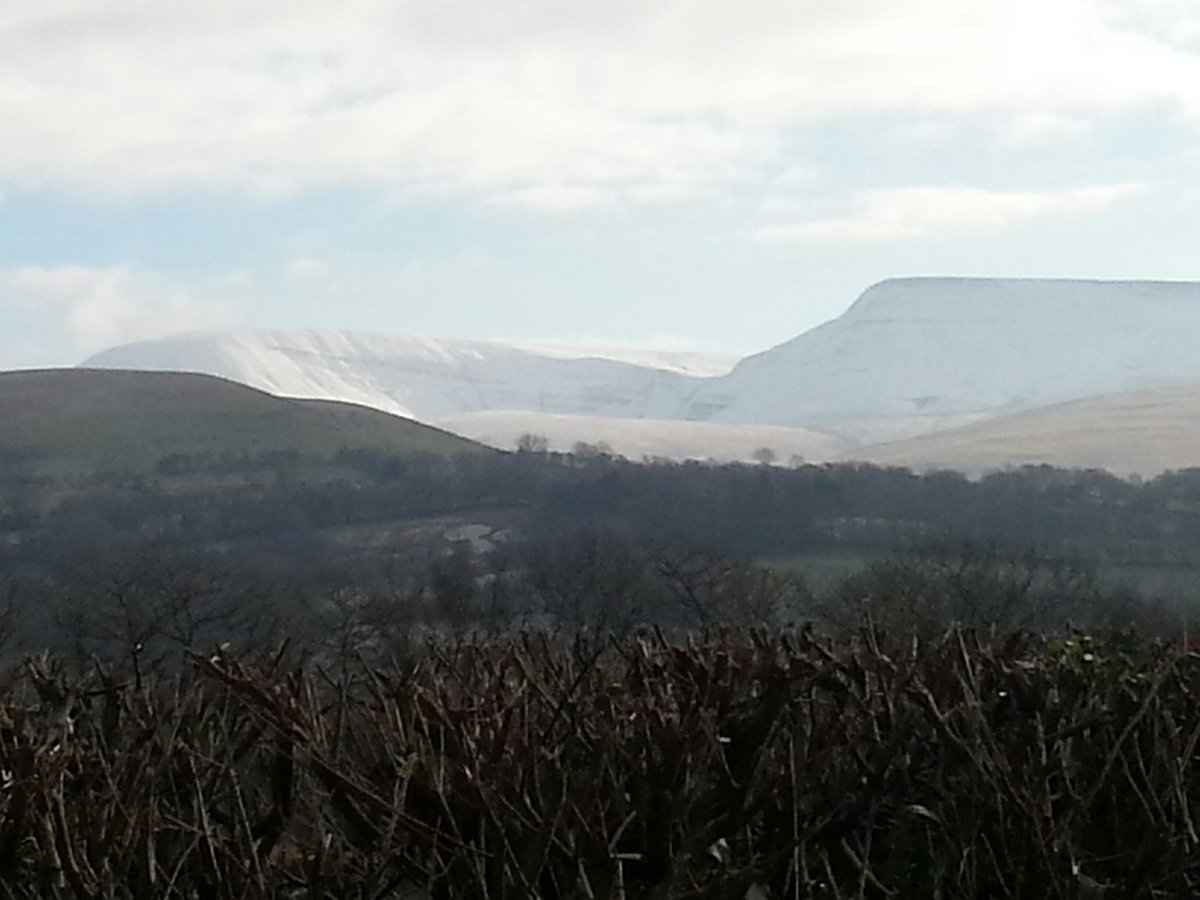 marathonmanjohn's tweet photo. Finished 220mile run acrossWales after 4days of running in temperatures of -9*completes UK tour all done In 12months. http://t.co/bxjhE0XmJX