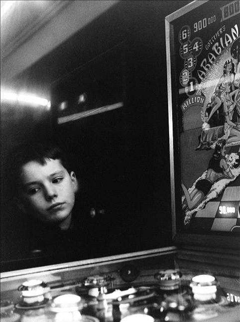 RicardoBernardo's tweet photo. Janine Niepce - "The pinball machine" (c.1957) http://t.co/pADAv02tLH”