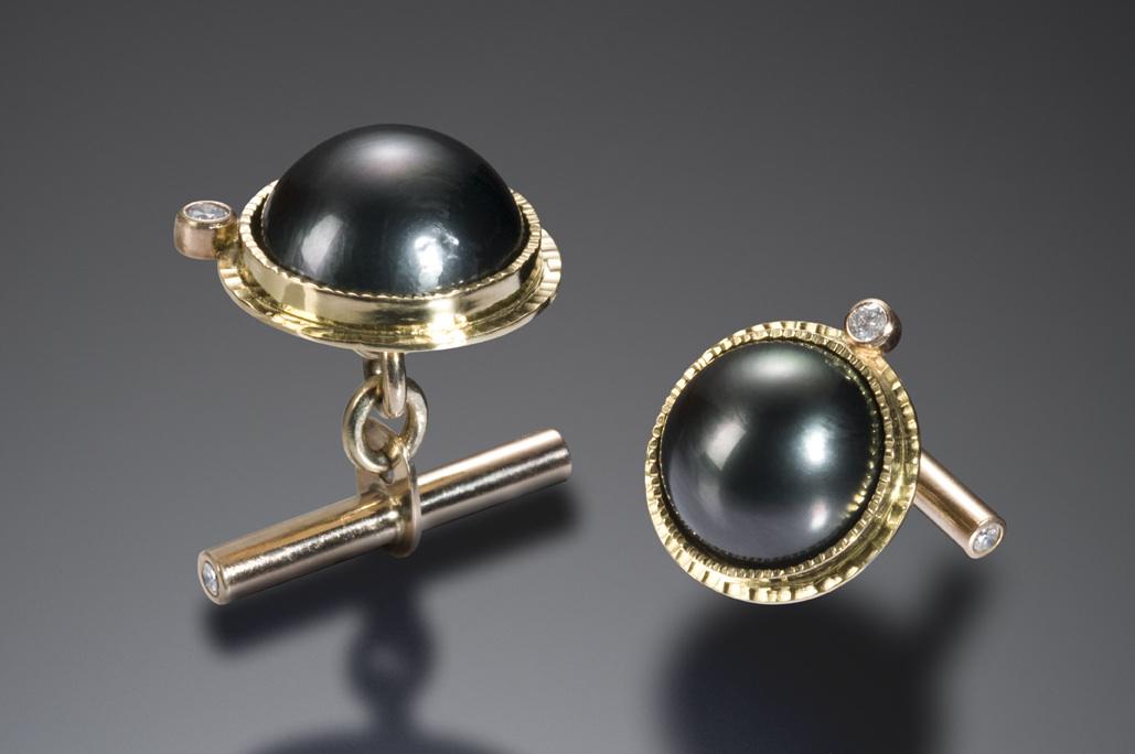 mcveighdesign's tweet photo. 13mm tahitian black pearl cufflinks, 18k gold, .18ctw white diamonds (2 diamonds in cufflink toggle) $3150 http://t.co/x3YJuoE3ou