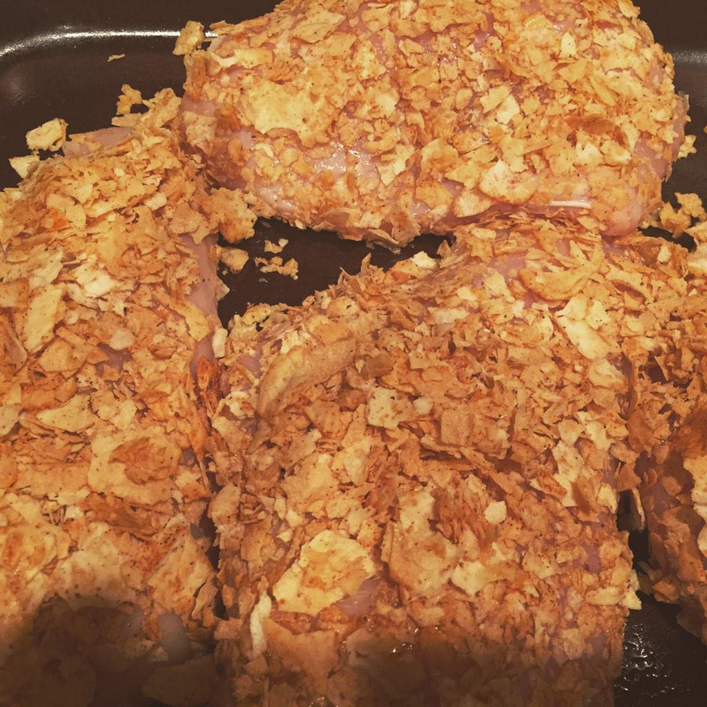 brittkfit's tweet photo. Bbq quest chips crushed over chicken 😜😍bake 350 degrees for 30 mins. #gainz #sundaymealprep #feedingthebooty http://t.co/zdlbUeAbPl