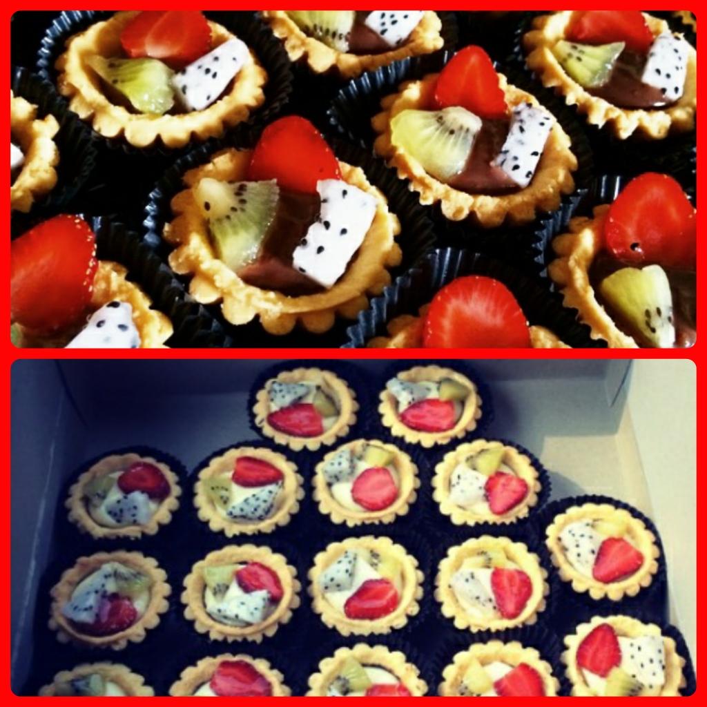 MaMaisonRouge's tweet photo. Yeaayy...udah jadi Fruit Pie..tinggal qta delivery... Yukk do order... #fruitpie #catering #arisan #foodies #kitchen http://t.co/Ndv52aTf80
