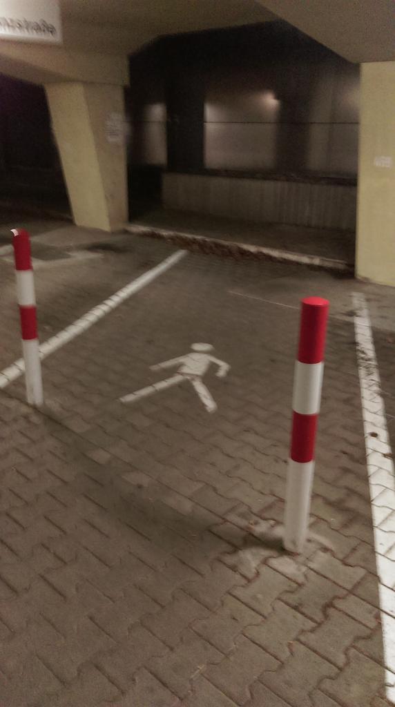 mel_P_Mueller's tweet photo. #parkplatzfürfussgänger http://t.co/9fIZgCecvD