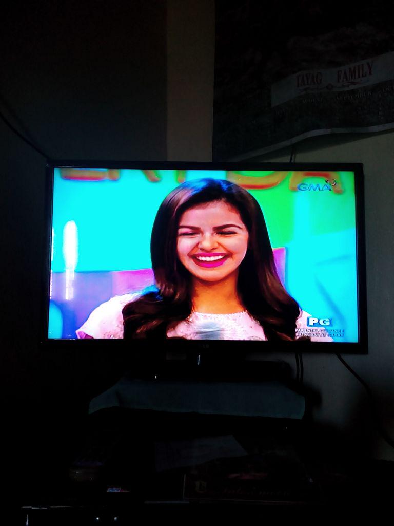 JanElmoNatics's tweet photo. #BEDH watching now @janinegutierrez http://t.co/z5oBGuY9Dc