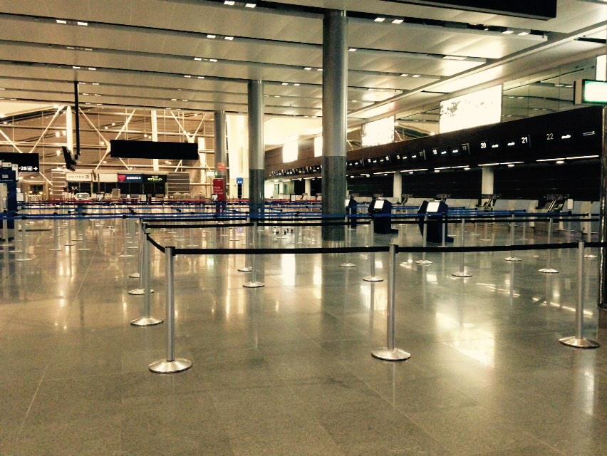 pocsea's tweet photo. T1 Dublin airport at 3:40am. Quiet http://t.co/HSflZA2L71