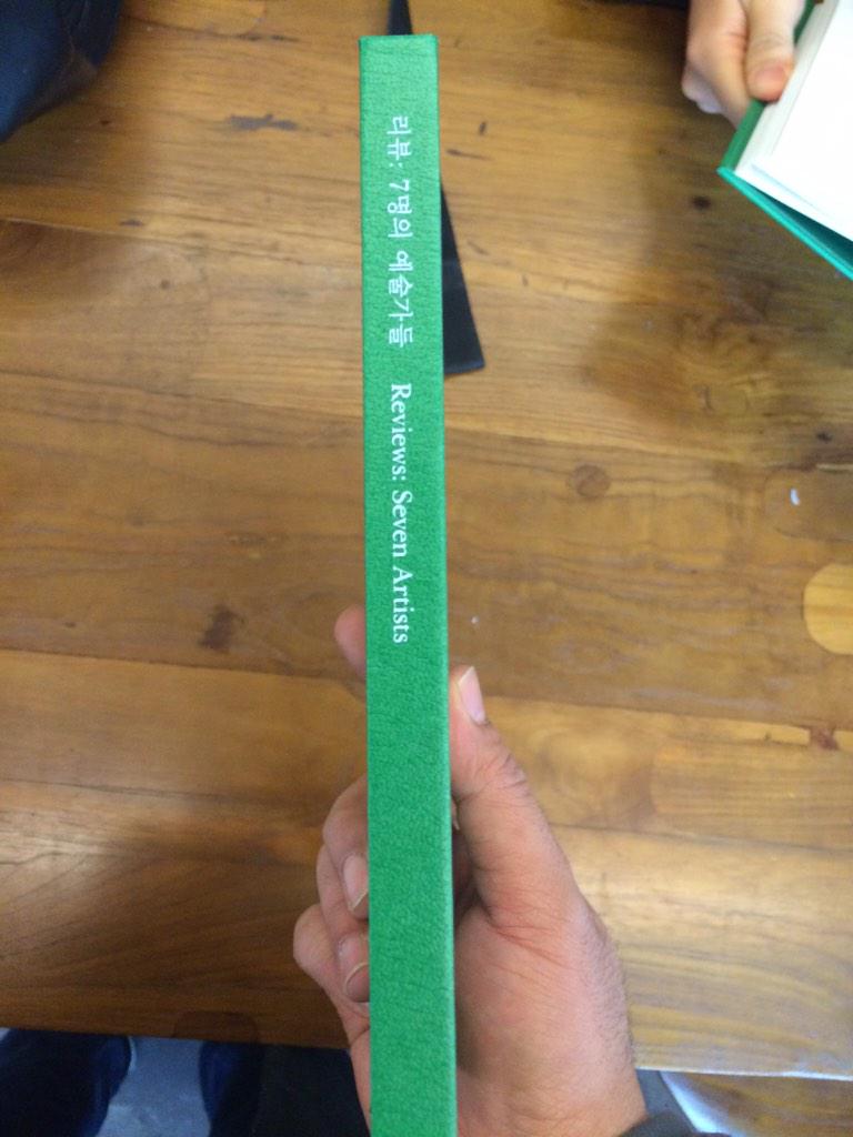 LIG 문화재단에서 발행된 <리뷰: 7명의 예술가들>이 입고되었습니다. 무가지입니다.