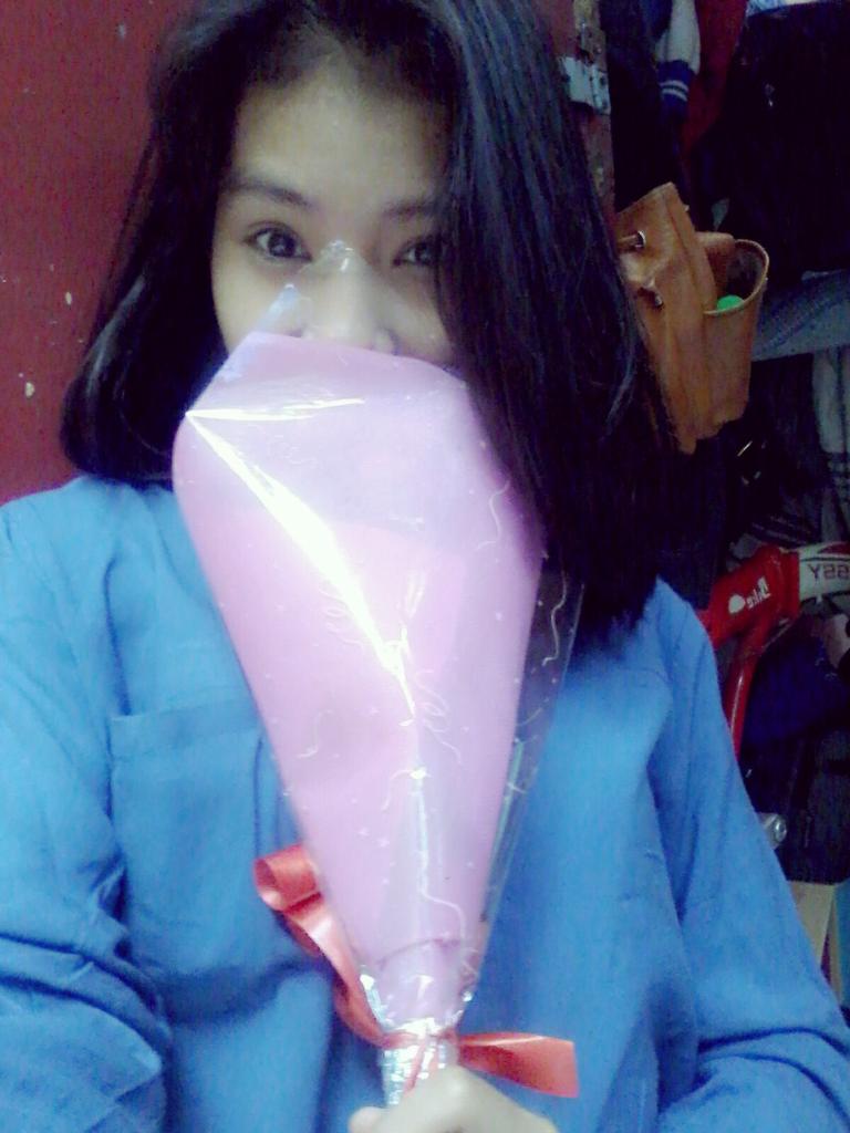indahben_'s tweet photo. Mksh sayang mawar merahnya:* cc"@faiqismawan http://t.co/WtgOS9dis0