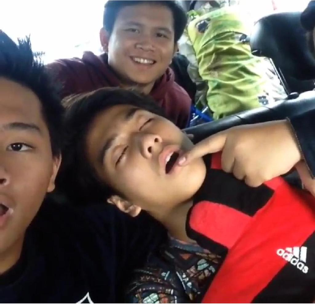 Pliss. Aldii kebiasaan;(( haha. <a href="/iqbaale/">iqbaal ramadhan</a> <a href="/AlvaroMaldini1/">AlvaroMaldini</a>