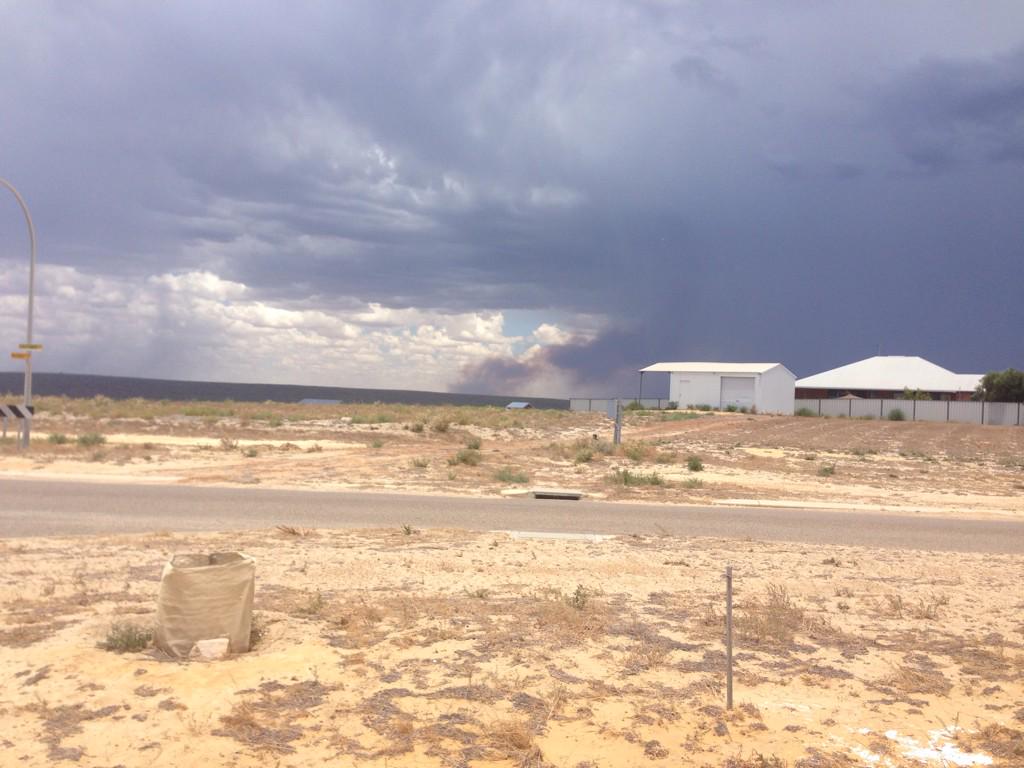 47Dmac's tweet photo. #eastokalbarri #bushfire #lightingstruck #storm #rain? @TheWAWG @Kojonup @BostonBirralee @andoharro #35 #hot http://t.co/sUcLDXIh2M