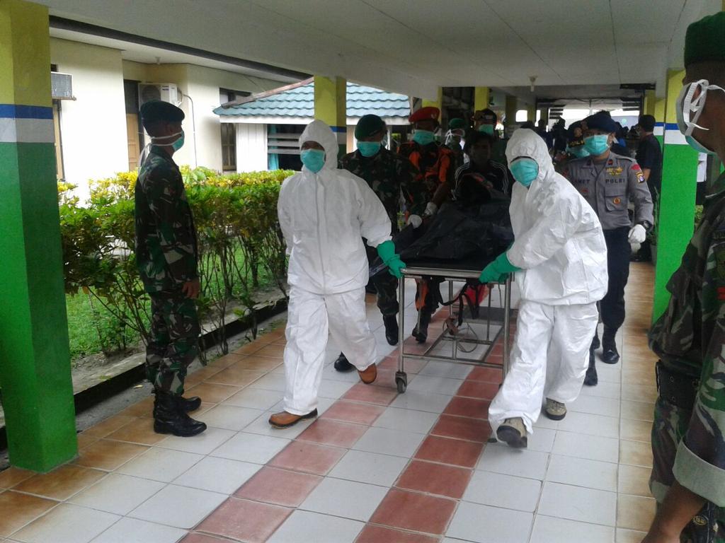 palangmerah's tweet photo. Hari ini (5/1) ditemukan kembali 3 jenazah. Tim PMI bantu evakuasi dr Pangkalan Bun. http://t.co/p3tO0QzfwI