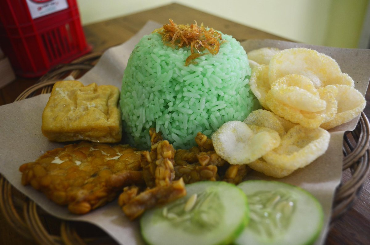 warungST's tweet photo. makan siang yuk dengan nasi uduk ijo ala wst >> http://t.co/Lpf3cm0q4T