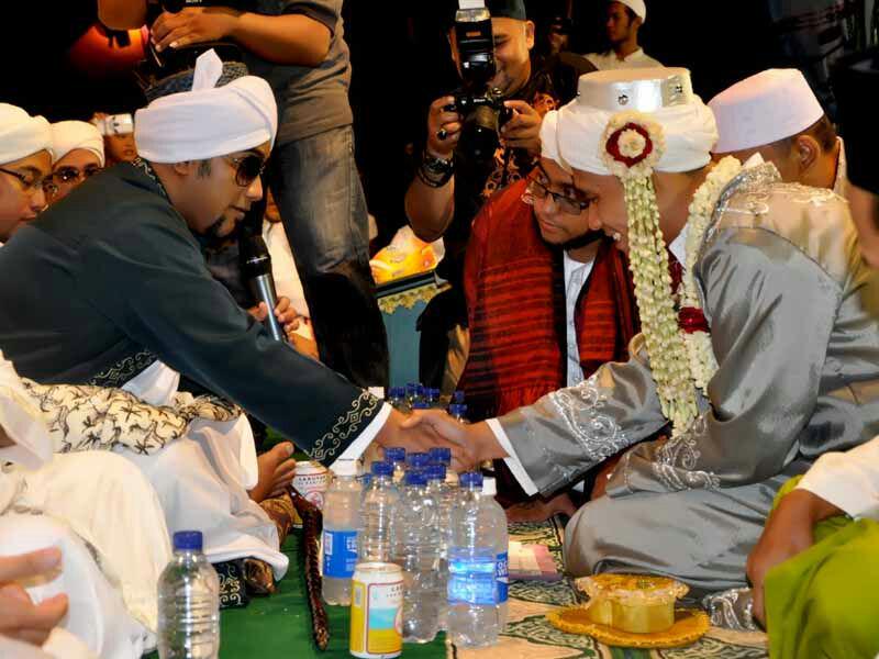 Sungguh beruntung bisa nikah di tangan guru tercinta..
#NurulMusthofaDay