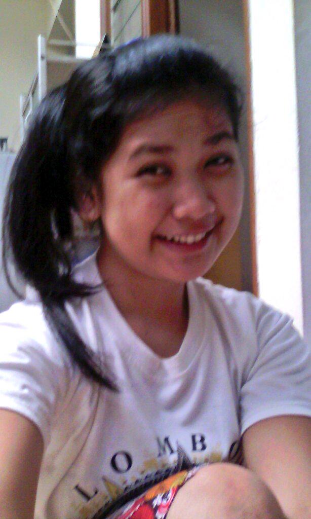 hati_winda's tweet photo. Ngga tau tertawa bahagia atau sedih..
Cuma bisa ketawa dikit..
Mereka ngga tau pa yg sdng q rasain.
Skrng. http://t.co/8FF622qIeo
