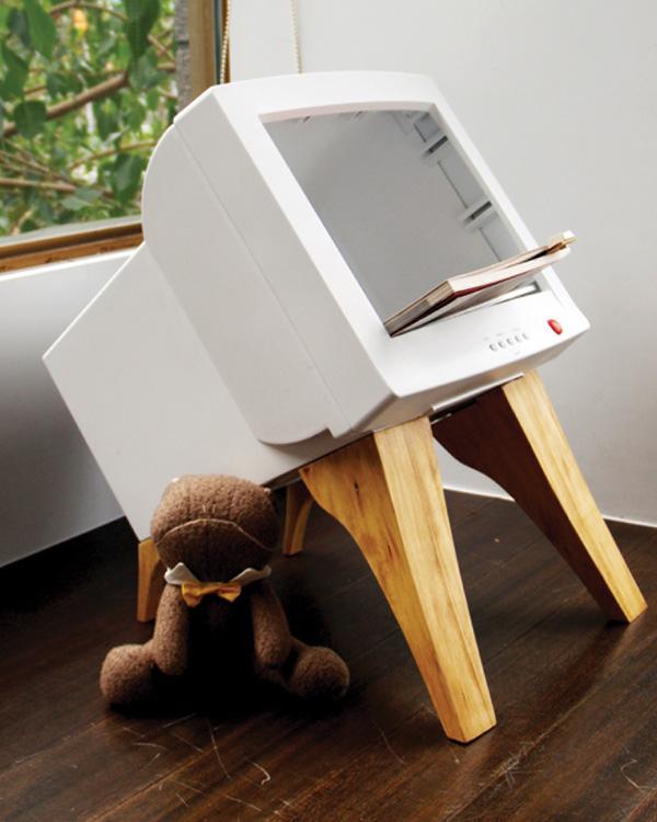 What an amazing idea - this old computer monitor that has become a book/ magazine shelf 📠 #WEEE #ewaste #recycle
