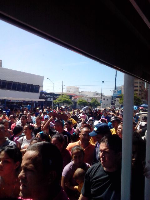 Leirondon's tweet photo. Y a las 6:00 pm de ayer #4E llegaron pañales a Farmahorro de 5 de Julio, también en Maracaibo. Partieron los vidrios http://t.co/zK41dP086V