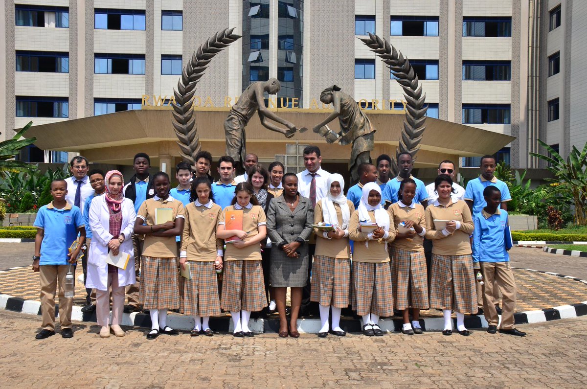 rrainfo's tweet photo. Itsinda r'abanyeshuri ba Turkish School bahawe ikiganiro ku #Musoro ku nyungu, #VAT ndetse na #PAYE n'uko itangwa http://t.co/IPMUDYJxgl
