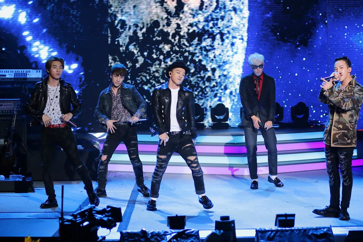 kpopstarz's tweet image. Big Bang Heats Up Singapore For New Years Eve At Country's 50th Anniversary Festival kpopstarz.com/articles/15956…