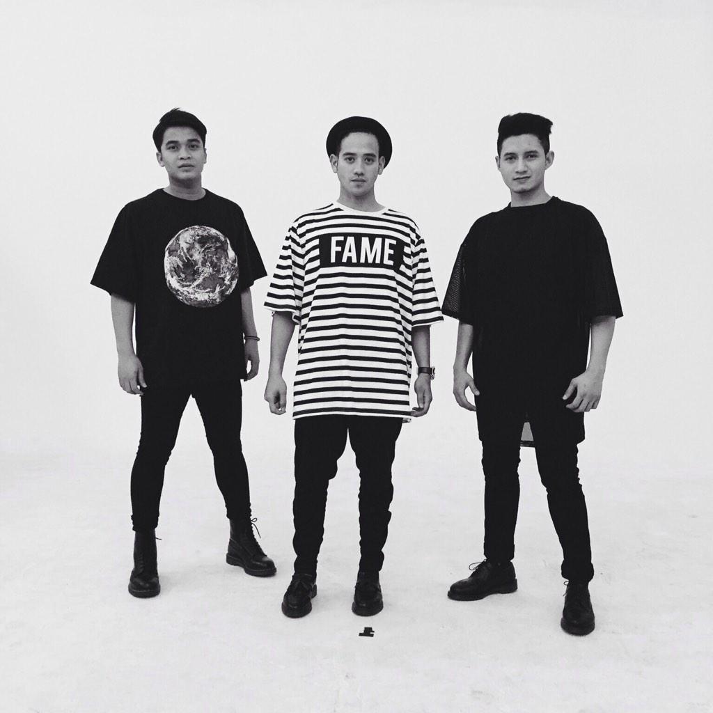 realTBCband's tweet photo. This is us! @realTBCband cc @tarrabudiman @bangbily @ChandKelvin #KEPOtbc cc @MakVeraZanobia @pipitdjatma http://t.co/TDCRX0TjbO