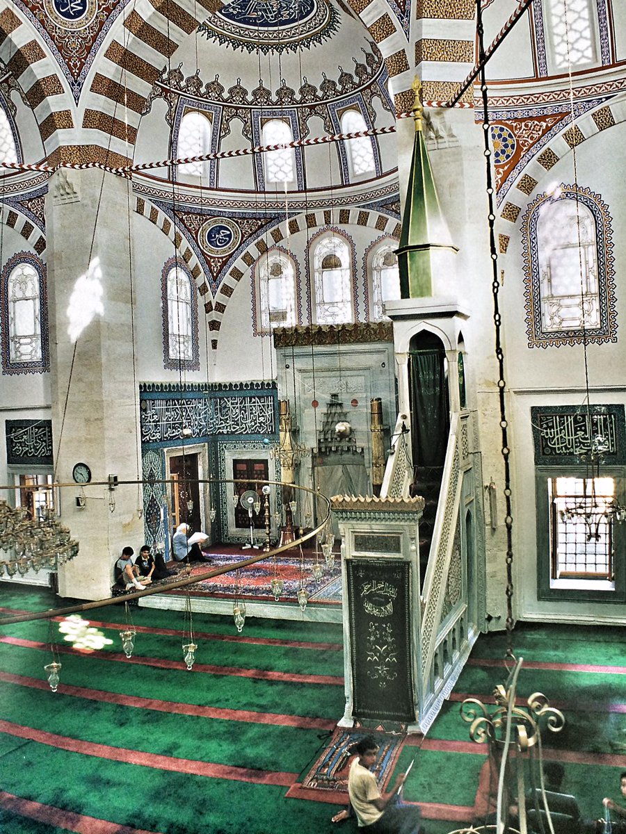 elif_topcuoglu7's tweet photo. Atik Valide Camii,Üsküdar'da bulunmaktadır.Mihrap tarafındaki çiniler,İznik çinilerinin en güzel örneklerindendir. http://t.co/DP0VrEP8v9