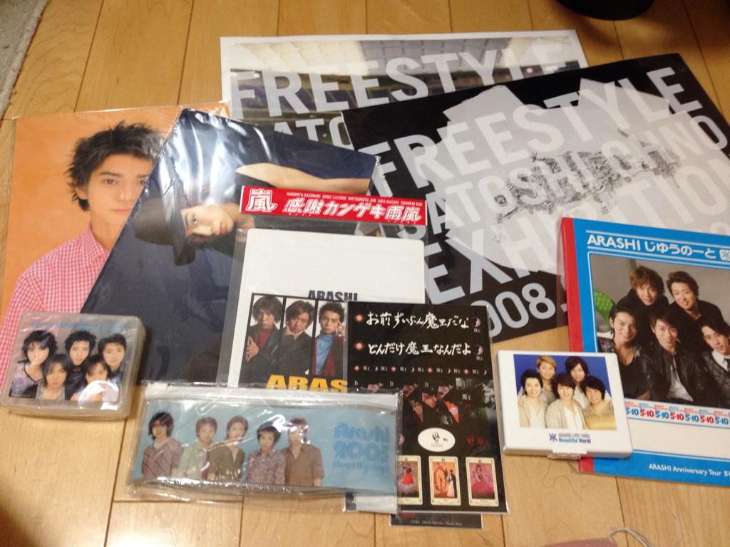 ars_ars_dream's tweet photo. 嵐グッズお譲りします。
oneタオルやキャップ、魔王のハーモニカネックレス、5×5初回などレアなものも多数ございます。
1枚目の写真のものはとくに私もお譲り迷っているため定価では厳しく思います。
RTしてから連絡お願いいたします。 http://t.co/QLCPRubU2q