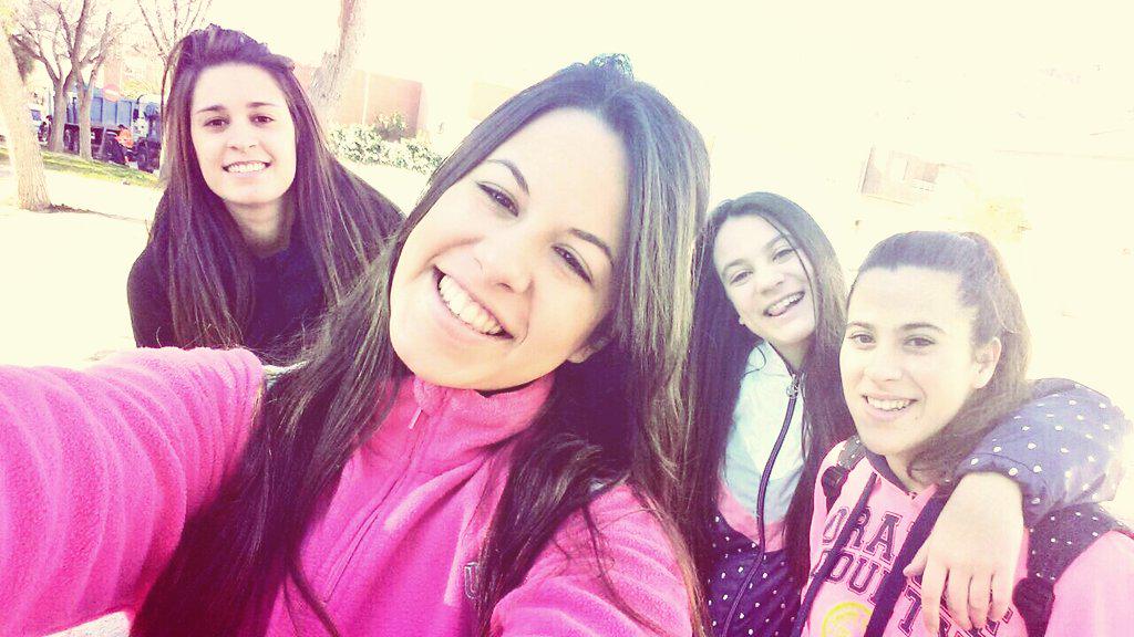 Anaamr97's tweet photo. Pasando el día con mis neenas en Bolón :) http://t.co/jYOHUWzsRm