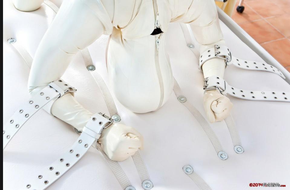 2 pic. Today a lot of látex and #MedicalPlays for @kinkcanary #ClinicalTorments http://t.co/ruIy8eWRJ7