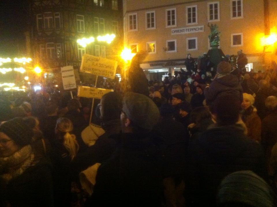 stefandt's tweet photo. Gegen Rassismus,Diskriminierung, Faschismus. #Marburg Marktplatz #Antigida #Niewieda http://t.co/ueipcrwYD5