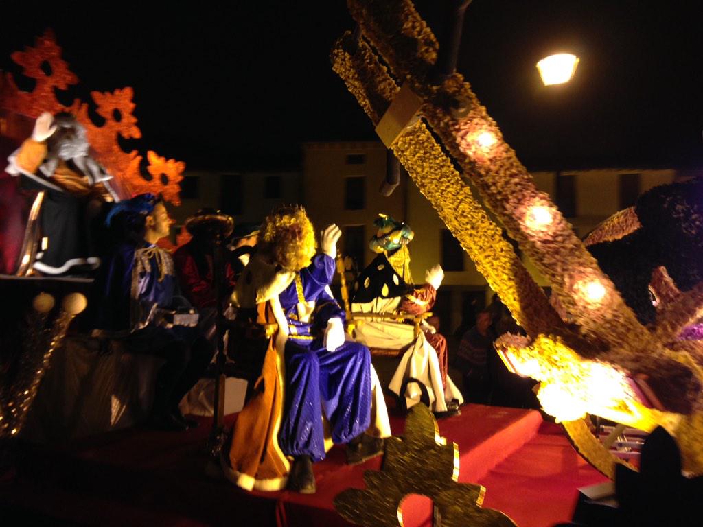 Casalarreina's tweet photo. Cabalgata de #Casalarreina #impresionante (otra vez) el grupo #Scout http://t.co/0etHw9B1Gr