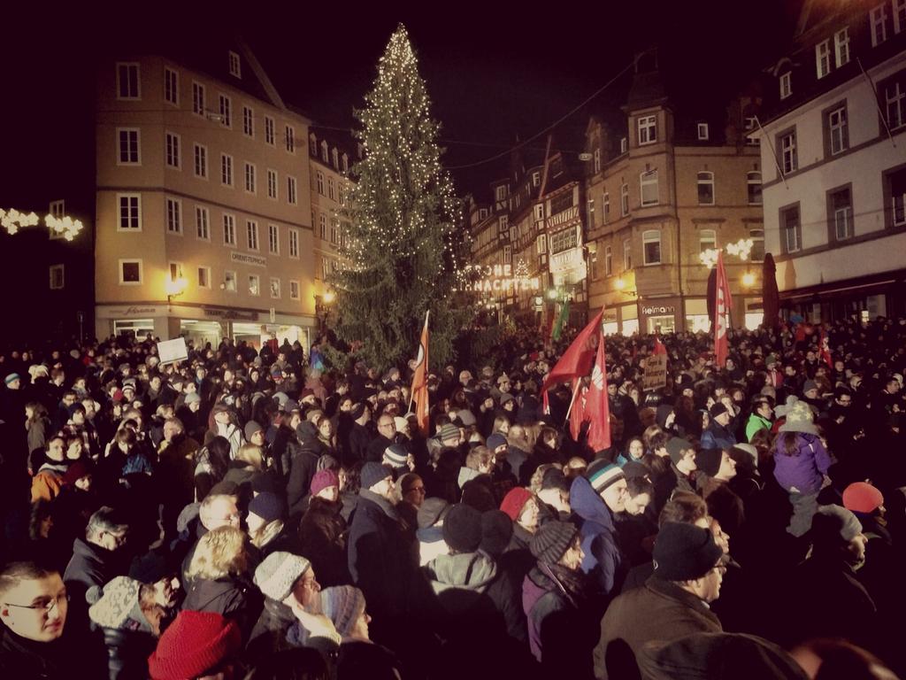 DavidHengsbach's tweet photo. Ich behaupte, das ist die größte Demo in Marburg seit Jahren. 2.500 gegen Pegida auf der Straße! #nopegida http://t.co/4msQGj8dEj