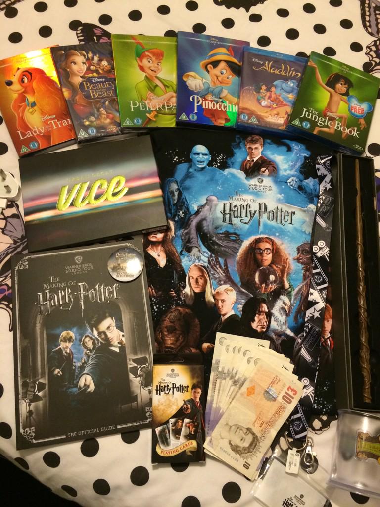 debrawitt_'s tweet photo. #birthdaypresents #disney #harrypotter #vice3 #money http://t.co/XPIkLIaE5F