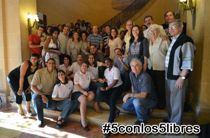 LERuizM's tweet photo. Este dia cinco es diferente http://t.co/vB1AZUCXuy Celebramos un #5conlos5libres @Guajiritasoy @LaPolillaCubana http://t.co/MqCU68HAfj