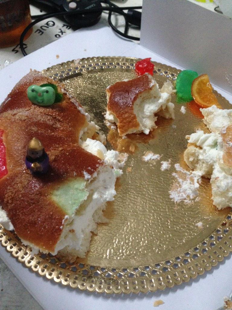 AsierM30's tweet photo. Tarde de empacho con roscon de reyes,y al señorito @Albertorally107 le ha tocado el haba,asike a pagar!!! 😂👑😂 http://t.co/joLFPX2gCI