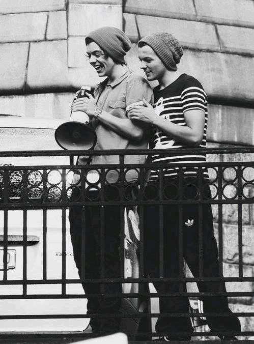 Sandra_maho's tweet photo. There is something between them .
#LarryStylinson
#ModestOutAzoffIn 
#GetAlwaysInMyHeartTo800k http://t.co/YQtbz0LxCj