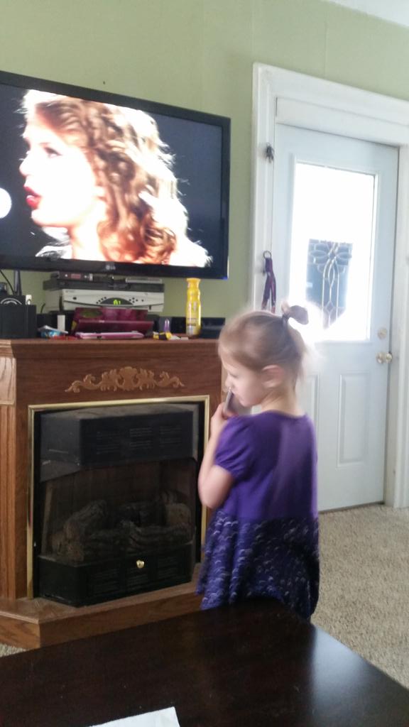 JackiSanders's tweet photo. KB singing @taylorswift13 with her 'microphone' lol. http://t.co/evJbwItKSC