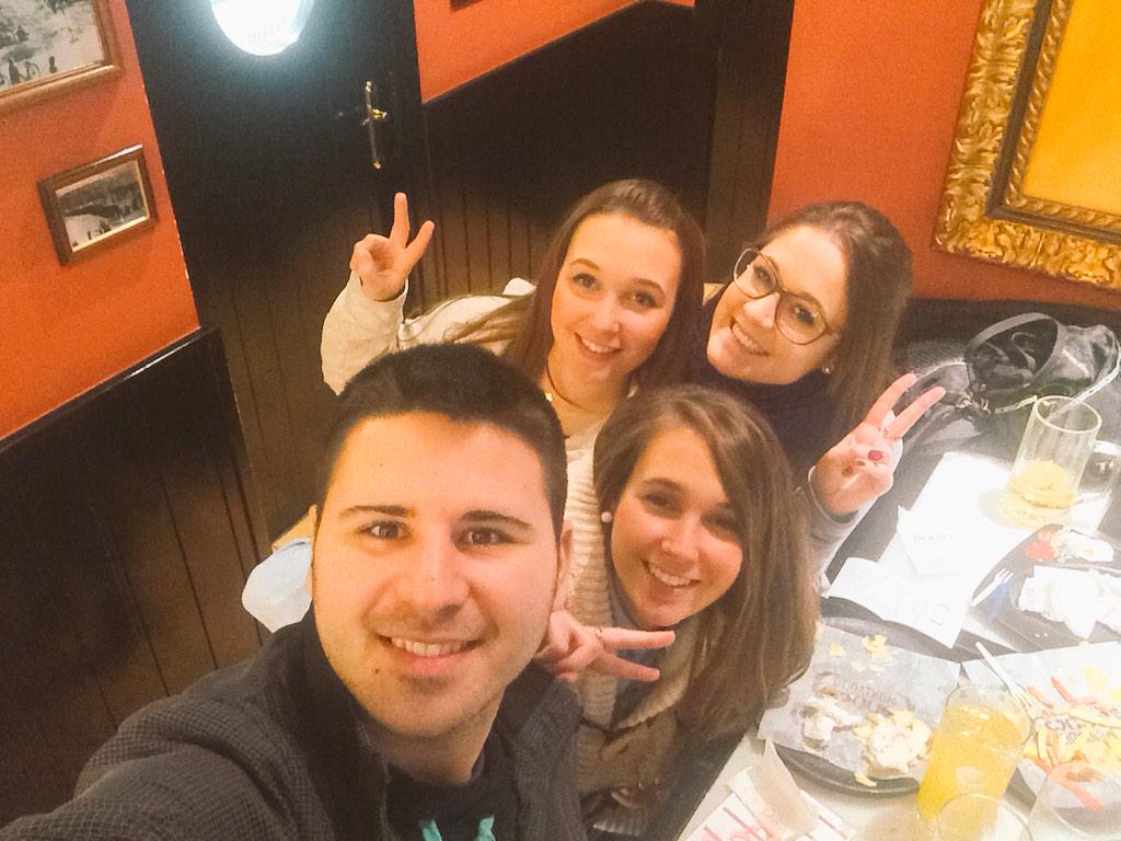 CarmencitaFdezL's tweet photo. Estos ratitos hay que repetirlos más a menudo! 😁 @MartytaSnchez @anthurtado http://t.co/kZjP1Gbytb