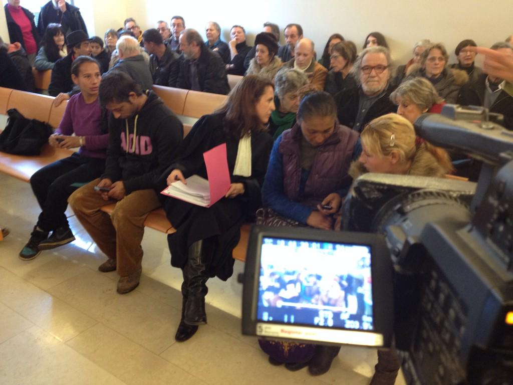 viaOccitanieTV's tweet photo. #Nîmes : Audience sur l'expulsion des Roms du chantier du contournement Nîmes-Montpellier http://t.co/ayNhbfS24V (via @ChristopheChay)