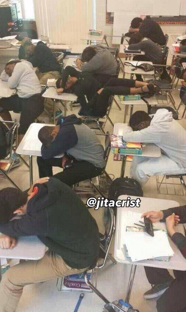 ripmemesP's tweet photo. yo a primera hora el primer día d clase http://t.co/tF5dbaVTrk